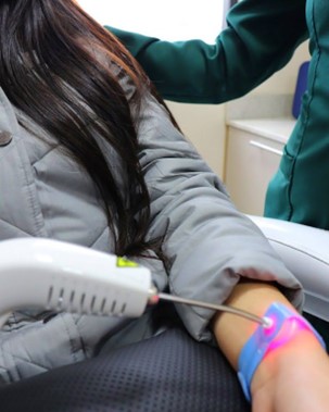 O laser e seu uso nos pós-procedimentos estéticos | Clínica de Estética Elizabete De Marchi A utilizacao do ILIB nos pacientes e um fator favoravel ao processo de recuperacao dos procedimentos esteticos