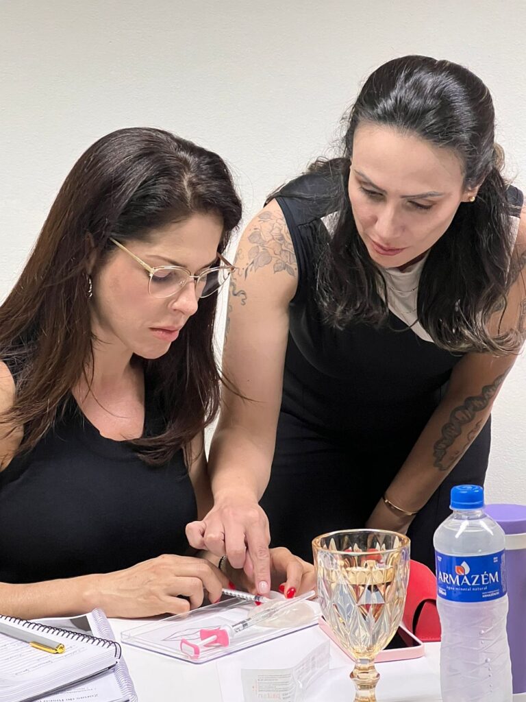 Dra Elizabete De Marchi deu aulas sobre harmonização facial | Clínica de Estética Elizabete De Marchi Dra Elizabete De Marchi curso de aperfeicoamento em preenchedores faciais Joinville 2026 b 768x1024