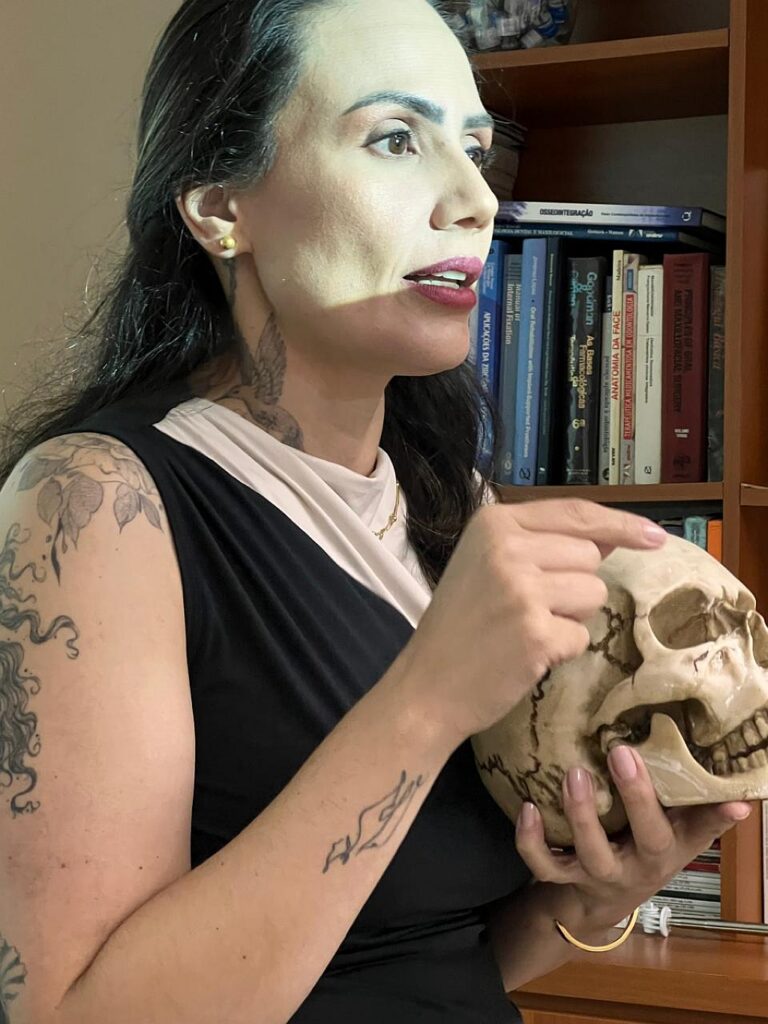 Dra Elizabete De Marchi deu aulas sobre harmonização facial | Clínica de Estética Elizabete De Marchi Dra Elizabete De Marchi curso de aperfeicoamento em preenchedores faciais Joinville 2026 768x1024