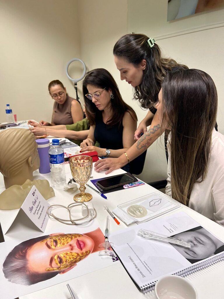Dra Elizabete De Marchi deu aulas sobre harmonização facial | Clínica de Estética Elizabete De Marchi Dra Elizabete De Marchi curso de aperfeicoamento em preenchedores faciais Joinville 2026 c 768x1024